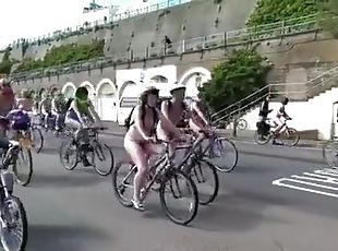 Muschi nackt auf fahrrad