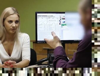 LOAN4K. La giovane angelface Nathaly Teges fa sesso per soldi