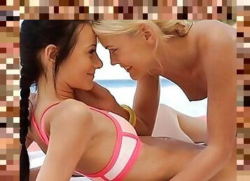 Dyke pleases chick with moist facesitting